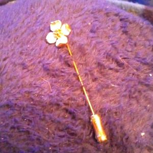 Dainty trafari flower pin